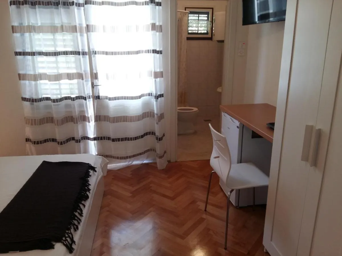 Apartment Spacious Room Near Beach W Private Bathroom Trogir